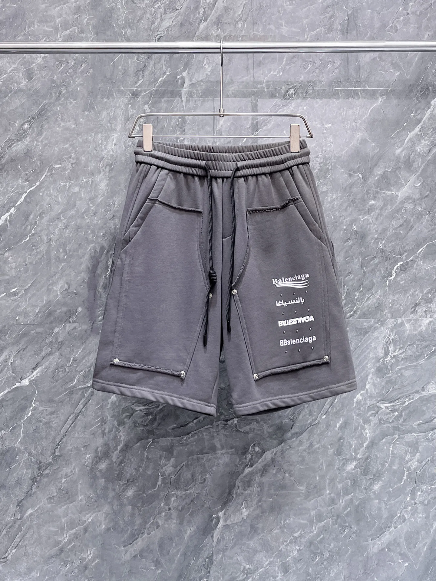 Balenciaga's three-standard complete 2026 summer New Arrival men's casual shorts, advanced custom-made Breathable fabric, Breathable fabric, extremely stretchy and comfortable, impeccable details, top-grade accessories, original logo design concept, delicate and soft feel! The upper body fit is awesome! Size: M-XXXL Please state your height and weight when ordering